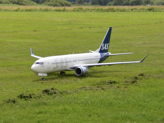 B737
